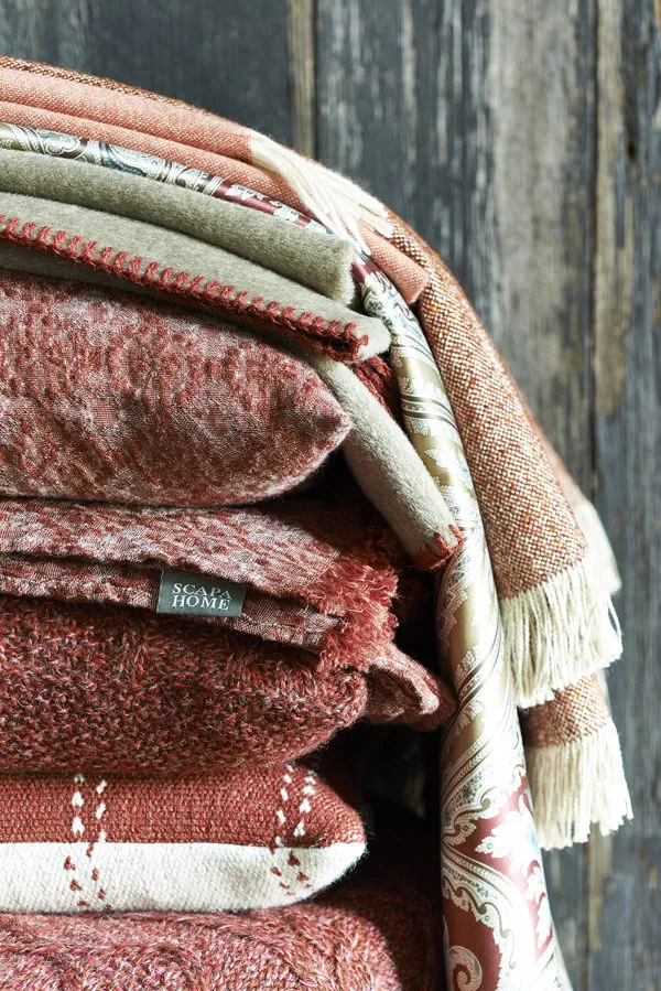 Stapel plaids en kussens, fotografie Arjan Benning