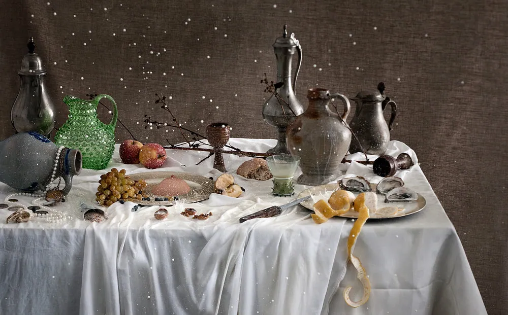 Stilleven van een gedekte tafel met kannen en fruit, fotografie Arjan Benning