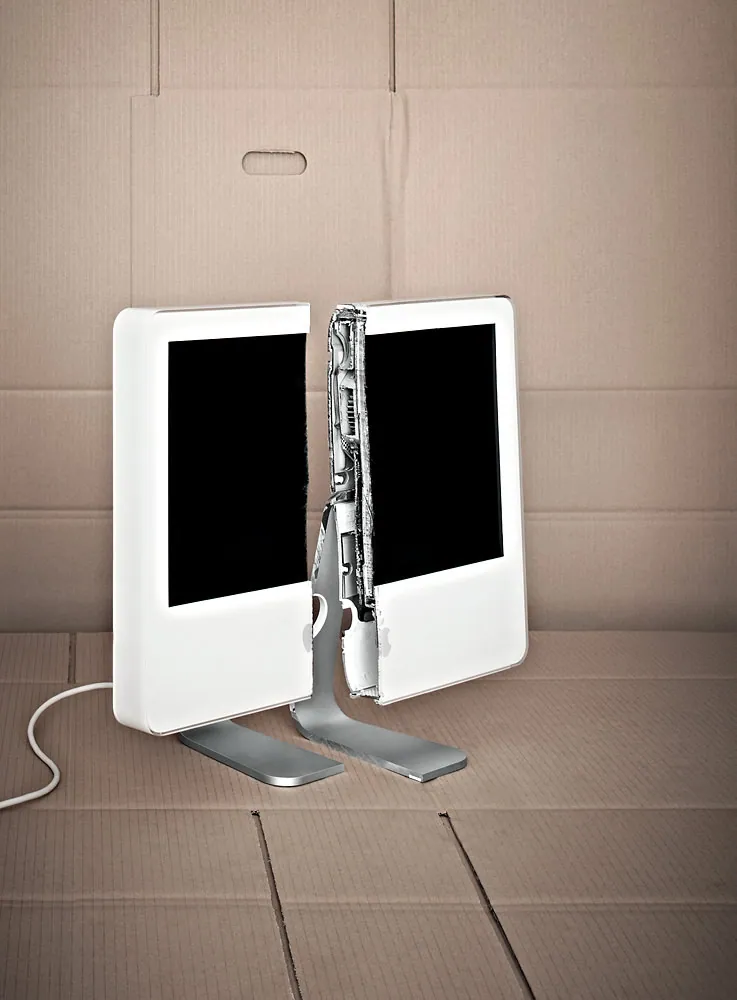 Twee iMacs in een kartonnen doos, fotografie Arjan Benning