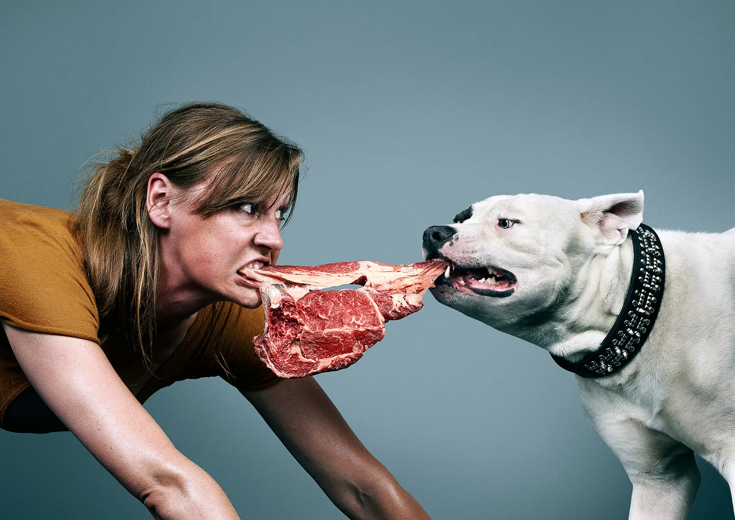 Vrouw en hond trekken aan een stuk vlees, postproductie Gerben Kruk